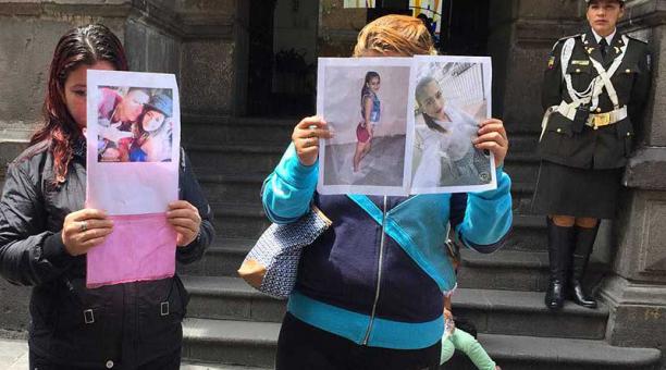 Los parientes de la pareja secuestrada estaban reunidos en las afueras del Ministerio del Interior. Foto: Eduardo Terán / ÚN