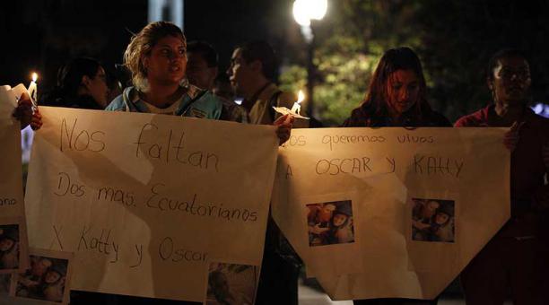 Familiares de la pareja secuestrada vinieron desde Santo Domingo. Estuvieron en la Plaza Grande. Foto: Patricio Terán / ÚN