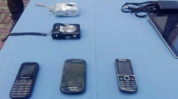 Entre los objetos que encontraron a los sospechosos están celulares, cámaras de fotos, tablets y otros aparatos electrónicos. Foto: cortesía Policía