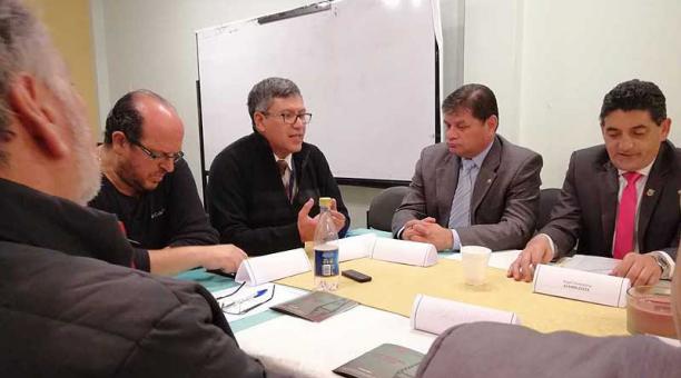 Representantes del Colegio Médico de Pichincha se reunieron con el legislador William Garzón. Foto: cortesía