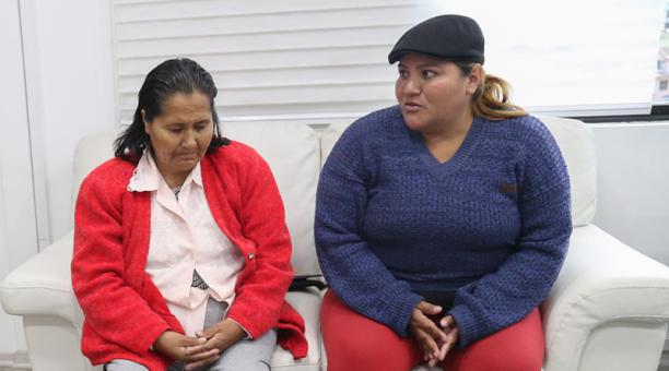 Elvia Villacís (d) y su madre, en una reunión. Foto: Diego Pallero / ÚN
