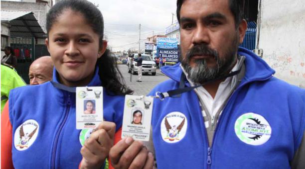 Las personas autorizadas están identificadas con chalecos con el sello de la Policía. Foto: Eduardo Terán / ÚN