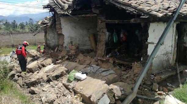 Tras la labores de búsqueda se descartó la presencia de personas en la vivienda. Foto: Twitter Bomberos Quito