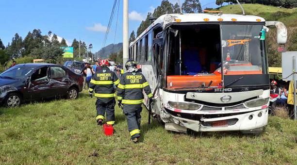 Un bus, una buseta escolar y dos vehículos pequeños estuvieron involucrados en el accidente. Foto: Twitter Bomberos Quito