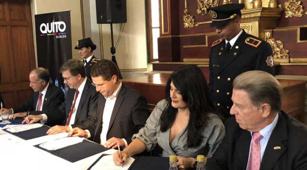 El convenio fue firmado esta tarde por Verónica Sevilla, gerente de la empresa municipal "Quito Turismo", y el director del Centro Ecuatoriano Norteamericano,Jhonny González. Foto: Twitter de Turismo de Quito