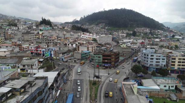 Varios carriles de la interseccion de las avenidas Mariscal Sucre y Rodrigo de Chavez se van a cerrar temporalmente por los trabajos del Metro de Quito Foto: Vicente Costales / ÚN