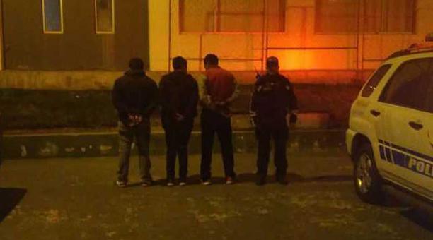 Los sospechosos fueron interceptados a la altura de la Panamericana Norte y Pedro de la Gasca, en Quito. Foto: cortesía Policía Nacional
