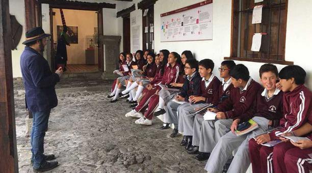 Estudiantes de Unidad Educativa Jesús de Nazareth, en el sur de Quito, participaron de una jornada cívica, la mañana de este 24 de mayo del 2018. Foto: Betty Beltrán / ÚN