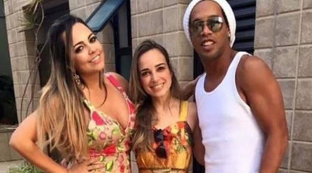 Ronaldinho ha asistido con sus novias a muchos eventos públicos y se conjetura que comparte vida con ellas. Foto: tomada de Infobae