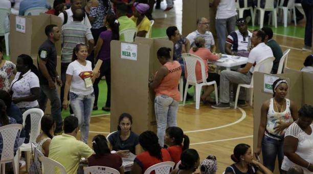 Ciudadanos colombianos acudieron el domingo 27 de mayo del 2018 a votar en recintos de Cartagena. Foto: EFE