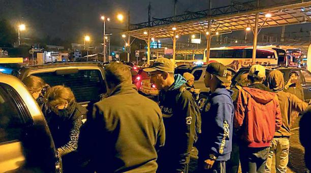 La terminal terrestre es su refugió mientras reúnen dinero para viajar a Perú. Foto: Eduardo Terán / ÚN