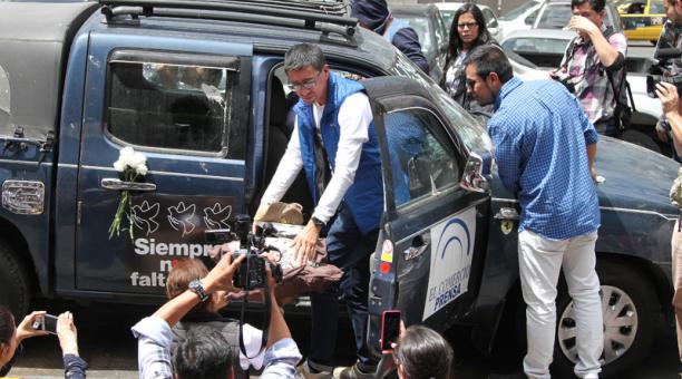 Ricardo Rivas (centro) y Christian Segarra (der.) mientras reciben la camioneta que transportó al equipo de EL COMERCIO. Foto: Eduardo Terán / ÚN