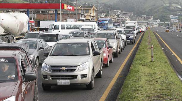 En la Alóag-Santo Domingo el tráfico vehicular es constante, porque une la Sierra con la Costa. Foto: archivo / ÚN