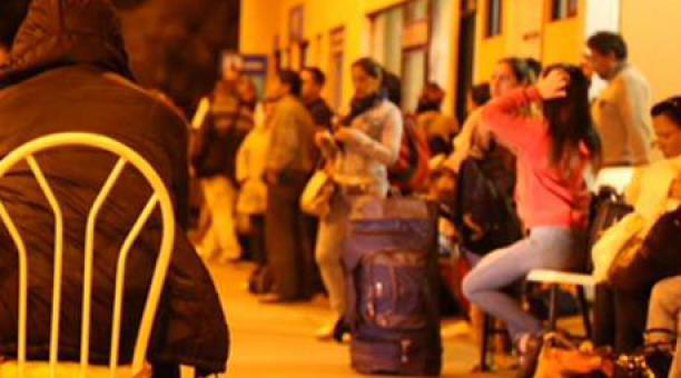 Niños y jóvenes llegan hasta la terminal de Carcelén, norte de Quito. Foto: Diego Pallero / ÚN