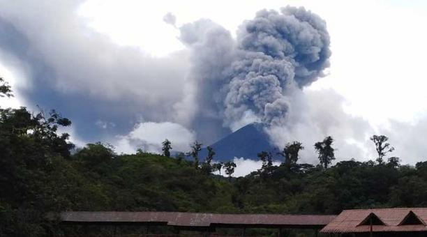 La imagen de un tuitero muestra la erupción ocurrida el 30 de mayo pasado en el volcán Reventador. Foto tomada de la cuenta de Twitter @neva614