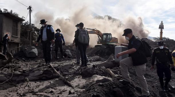 Rescatistas trabajan en San Miguel Los Lotes. Foto: AFP