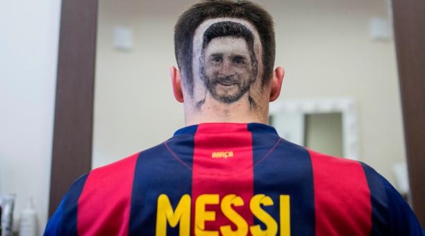 Un fanático del fútbol luce un tatuaje que muestra el retrato del futbolista argentino Lionel Messi en una peluquería en Novi Sad, Serbia. Foto: AFP