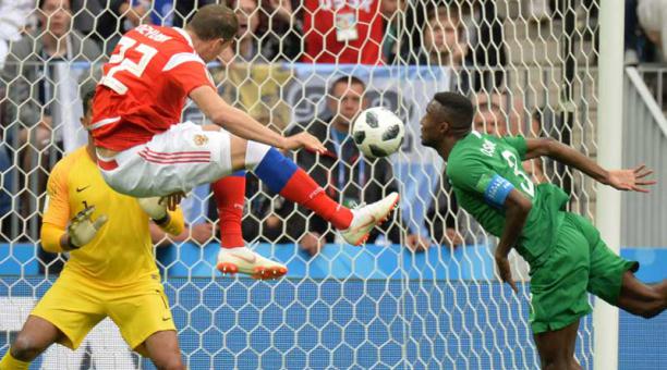 Artem Dzyuba de Rusia anota el gol de 3-0 durante la Copa Mundial de la FIFA 2018. Foto: EFE