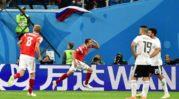 Artem Dzyuba celebra el segundo gol de Rusia. Foto: AFP