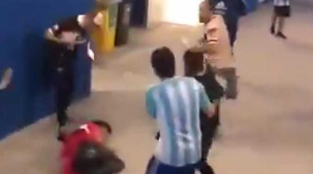 En un video se ve la agresión de hinchas argentinos en el acceso a las gradas del estadio de Nizhni Nóvgorod. Foto: captura