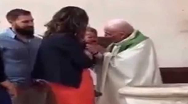 El sacerdote admitió que no supo cómo actuar ante el pequeño que lloraba. Foto: captura