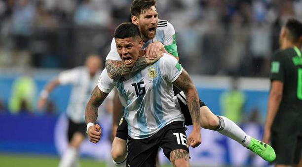 Messi abraza a Marcos Rojo, autor del segundo gol de Argentina. Foto: AFP