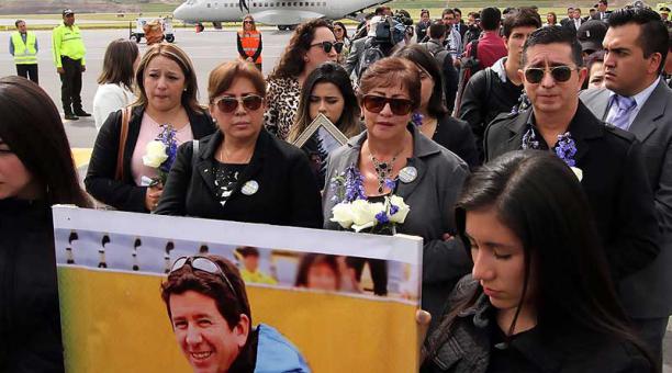 Los cuerpos del equipo periodístico asesinado llegaron este 27 de junio al aeropuerto Mariscal Sucre. Allí los recibieron amigos y familiares. Foto: Eduardo Terán / ÚN