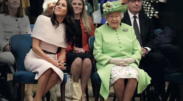 La nueva duquesa de Sussex olvidó la forma correcta de sentarse y en contra de lo estipulado por la Corona inglesa, se cruzó de piernas. Foto: AFP