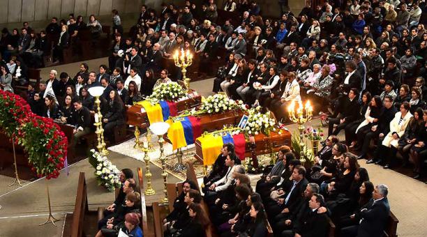 En la iglesia La Dolorosa se celebró un misa previo al sepelio del equipo periodístico de El Comercio. Foto: EFE