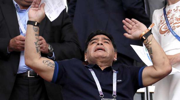 Maradona pasó de ser un histórico jugador argentino a un gran buscador de problemas. Foto: EFE