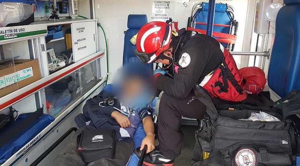 Un joven que quedó atrapado en la cornisa de la montaña fue atendido por personal médico. Foto: Twitter Bomberos Quito