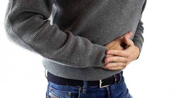 Imagen referencial. Algunos síntomas pueden ser dolor abdominal, cólicos, fiebre, diarrea o taquicardia. Foto: Pixabay