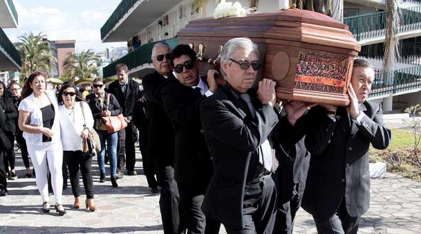 Amigos y compañeros del teatro y la comedia acompañaron al cortejo fúnebre del ‘Sarzocita'. Foto: Marcelino Rossi / ÚN