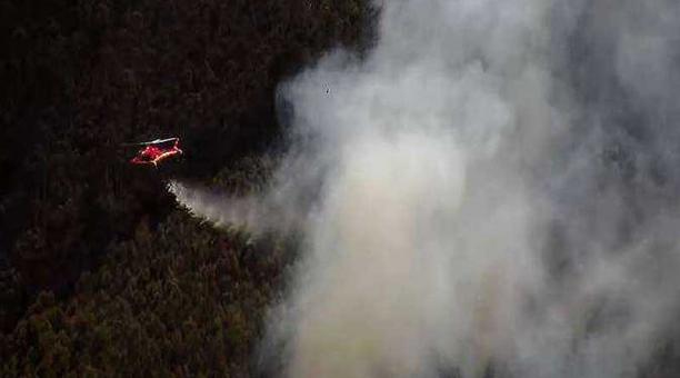 El helicóptero Argus sobrevoló la zona y utilizó el bambi bucket para descargar agua sobre el fuego. Foto: ECU 911