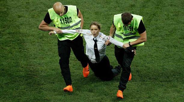 La joven Veronika Nikúlshina saltó a la cancha durante la segunda parte del partido entre Francia y Croacia. Foto: AFP