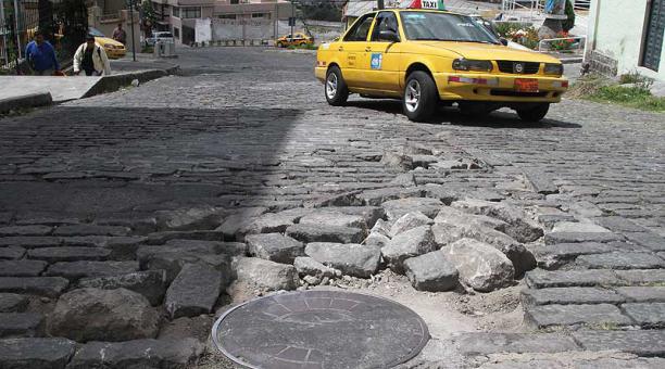 El desprendimiento de las piedras en la calle Solano causa molestias. Foto: Eduardo Terán / ÚN