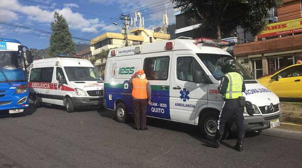 Dos ambulancias acudieron a la zona del accidente para atender a la mujer y al conductor de la motocicleta. Foto: Eduardo Terán / ÚN