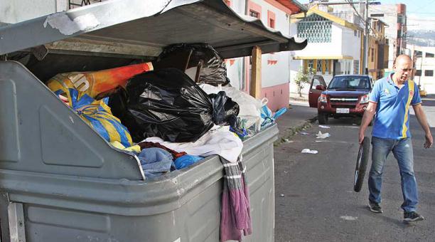 En el barrios Santa Ana, en el sur de Quito, la basura rebasa la capacidad de los contenedores. Foto: Eduardo Terán / ÚN