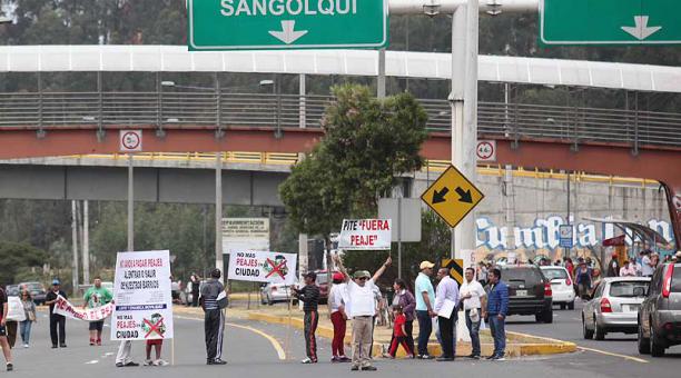 Moradores cerraron la autopista General Rumiñahui. Están en contra del peaje. Foto: Julio Estrella / ÚN