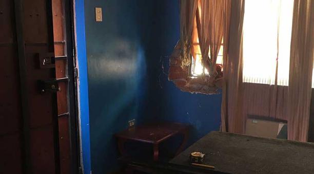 El interior y exterior de la casa donde ocurrió la detonación del artefacto explosivo siguen dañados. Foto: ÚN