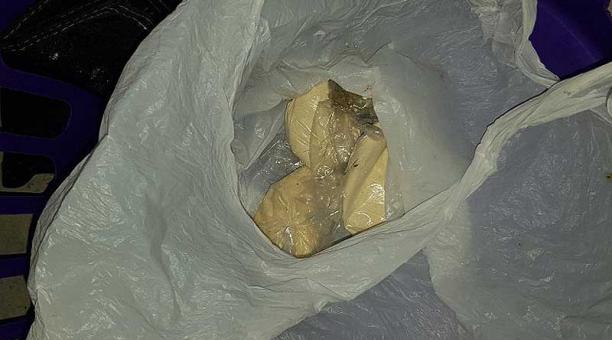 En el registro a los involucrados se encontraron casi tres kilos de droga, entre marihuana y cocaína. Foto: Twitter Policía