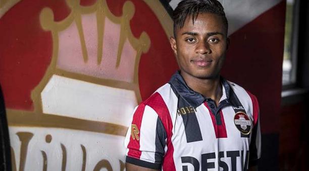 Palacios, de 19 años, luce emocionado la camiseta de su nuevo equipo, el ­Willem II. Estará un año. Foto: Twitter Willem II