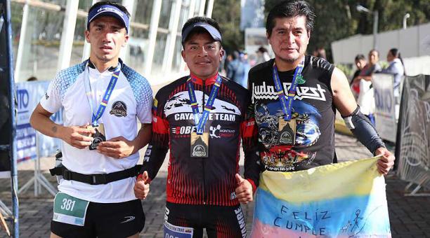 Ganadores 10 km, de izq. a der.: Lénin Villacreses, Romel Sánchez y Walter Chicaiza. Foto: Diego Pallero / ÚN