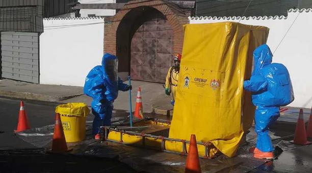 La Unidad de Materiales Peligrosos encapsuló y limpió el ácido nítrico derramado ayer, 6 de agosto del 2018. Foto: cortesía Bomberos de Quito