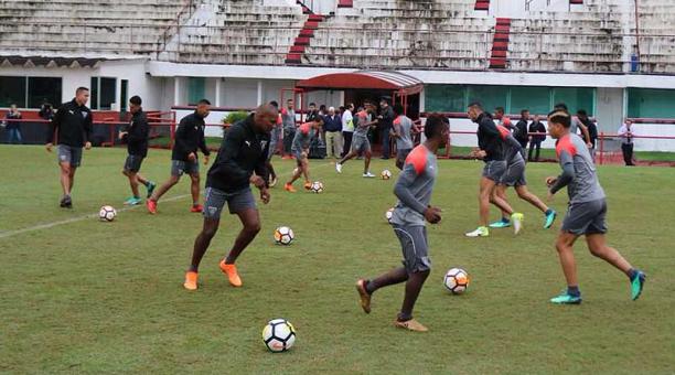Los jugadores de Liga de Quito ya se mueven en la cancha de Flamengo. Foto: cortesía de @LDU_OFicial