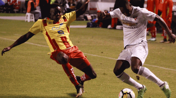 El lateral zurdo de Liga de Quito, Aníbal Chalá (derecha), trata de sacar un centro ante la marca del defensor oriental John Espinoza. El juego fue intenso. API para ÚN