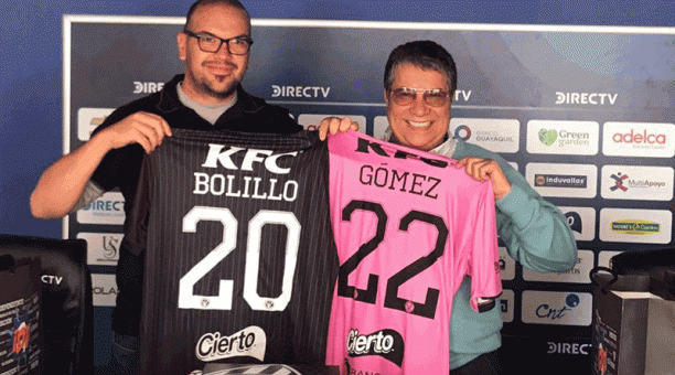 Francisco Quiñónez (izq) entrega camisetas a ‘Bolillo’ con el 2022. Foto: Tomada de la cuenta Twitter @IDV_EC