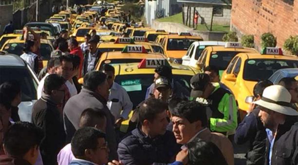 Plantón de taxistas para pedir celeridad en asignación de cupos. Foto: Eduardo Terán / EL COMERCIO