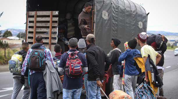 Un grupo de venezolanos piden al dueño de un camión que les permita viajar en el cajón del carro. Foto: Diego Pallero / ÚN