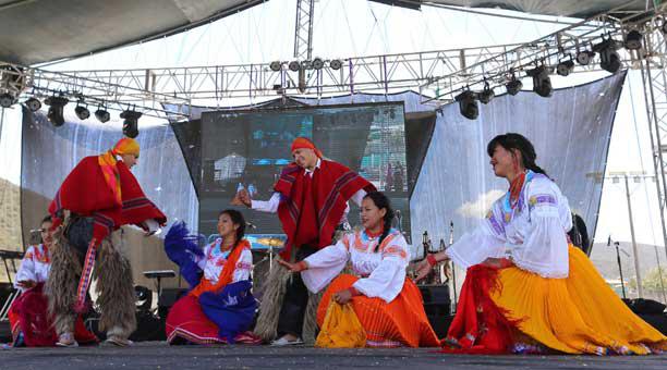Las costumbres y tradiciones de cada parroquia se mostraron con la danza. Foto: Vicente Costales / ÚN